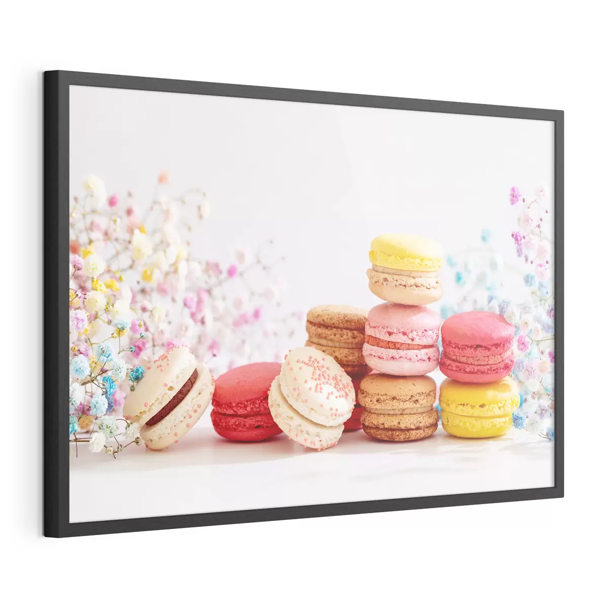 Poster Macarons de colores entre delicadas flores f37757