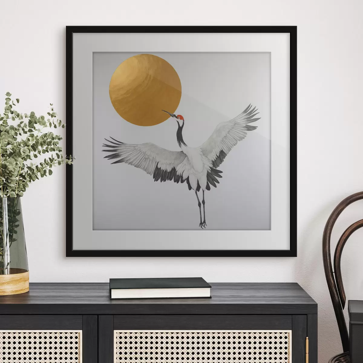 Poster Una grulla volando hacia el sol f38195