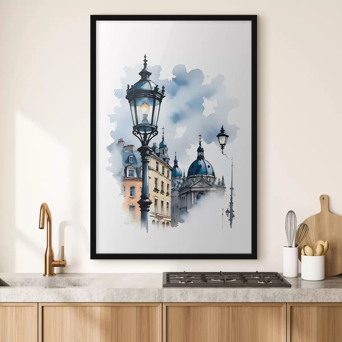 Poster Una farola ornamentada con un edificio en forma de cúpula en un día nublado f38364