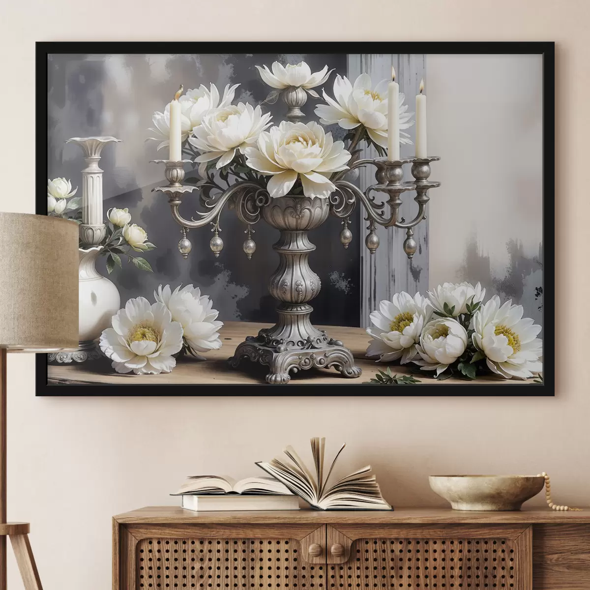 Poster Un ramo de grandes flores de dalia blanca en un florero plateado adornado, rodeado de velas encendidas sobre una mesa de madera f39384