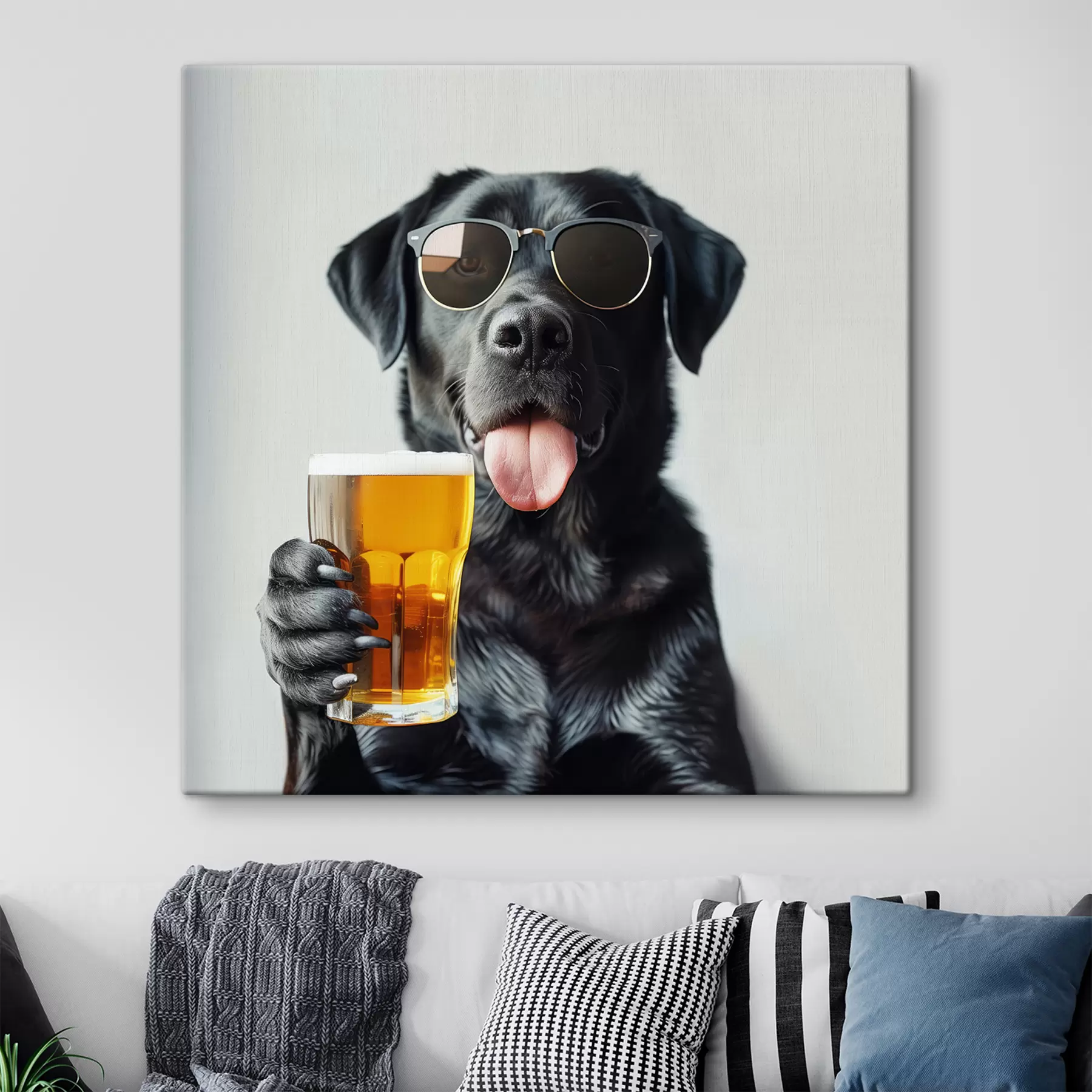 murales de pared Retrato de un labrador negro con gafas de sol y sosteniendo una pinta de cerveza, mirando directamente a la cámara s39470