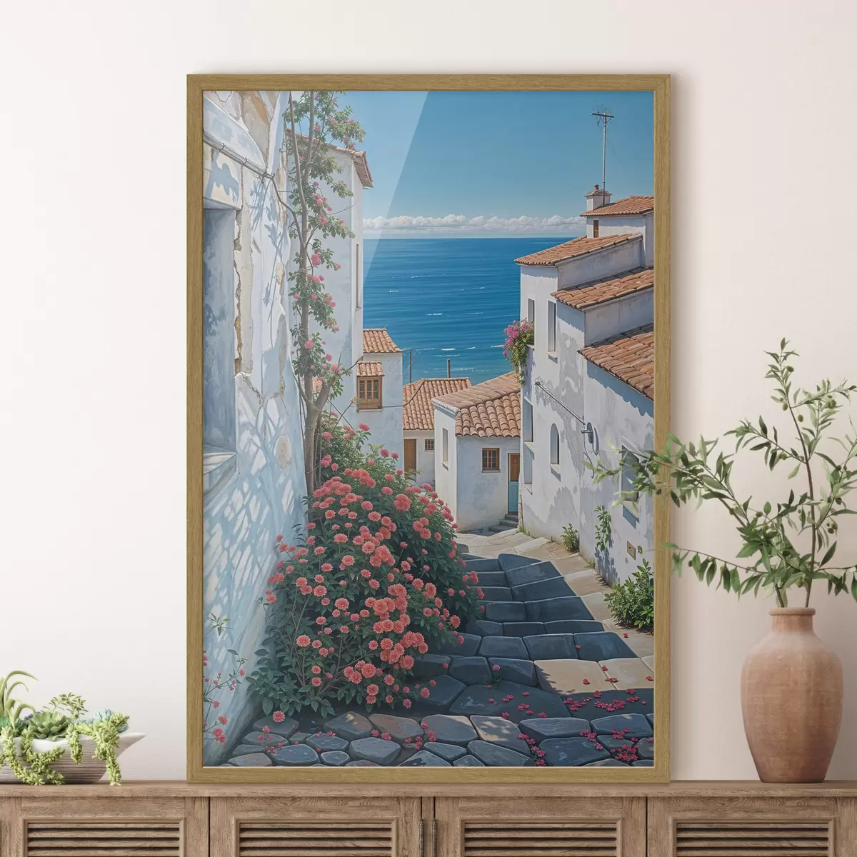 Poster Una calle estrecha en una ciudad costera, con edificios blancos, techos de tejas rojas y flores de color rosa vibrante f39532