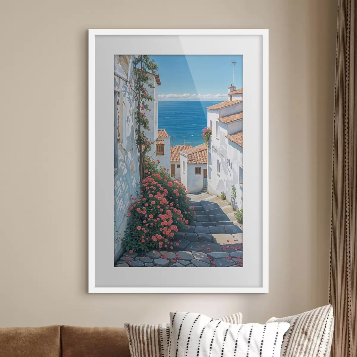 Poster Una calle estrecha en una ciudad costera, con edificios blancos, techos de tejas rojas y flores de color rosa vibrante f39532