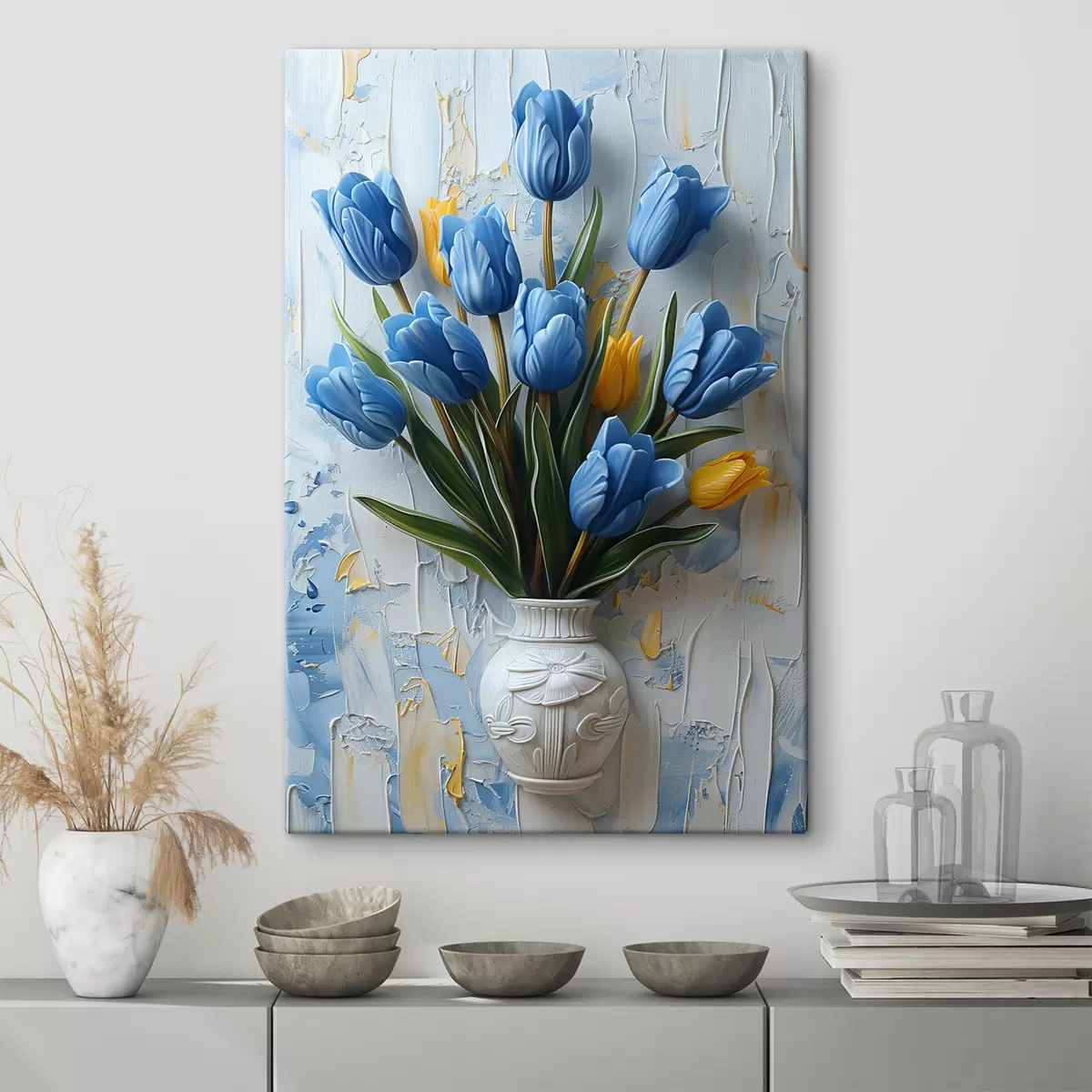 murales de pared Tulipanes azules y amarillos en 3D: elegante cuadro pintado al óleo con fondo blanco y azul claro y jarrón grabado s39637