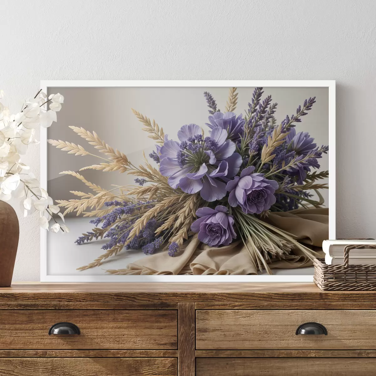 Poster Un ramo de flores violetas, entre ellas peonías y lavanda, con tallos de trigo sobre un fondo claro. f40030