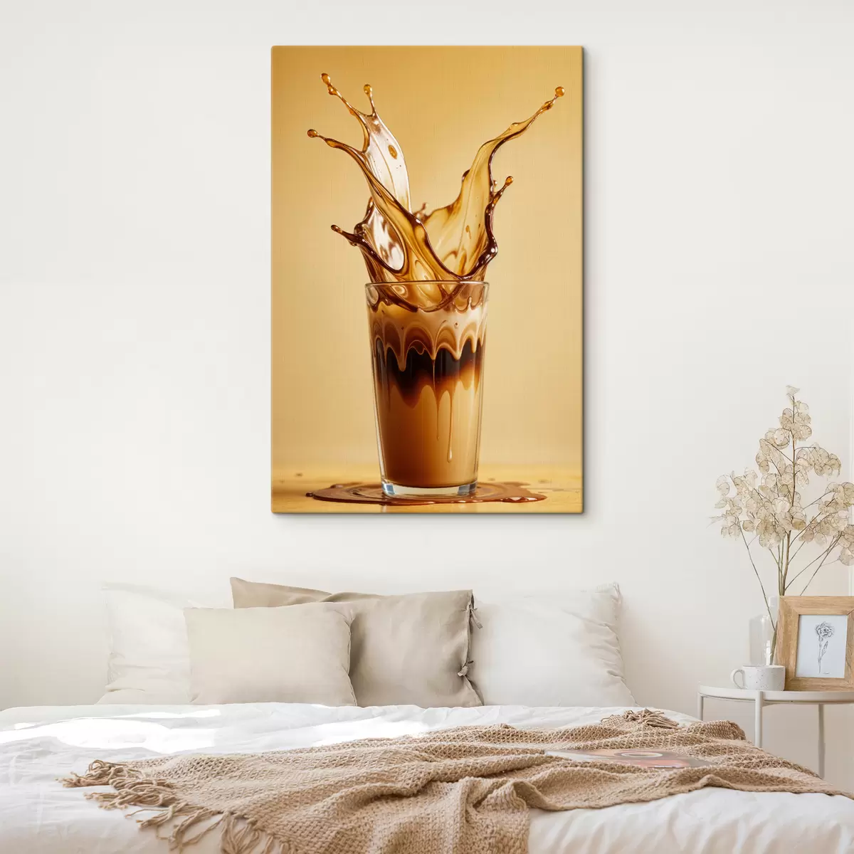 murales de pared Un vaso lleno de café con un efecto de salpicadura dramático que crea una imagen abstracta y dinámica. s40165