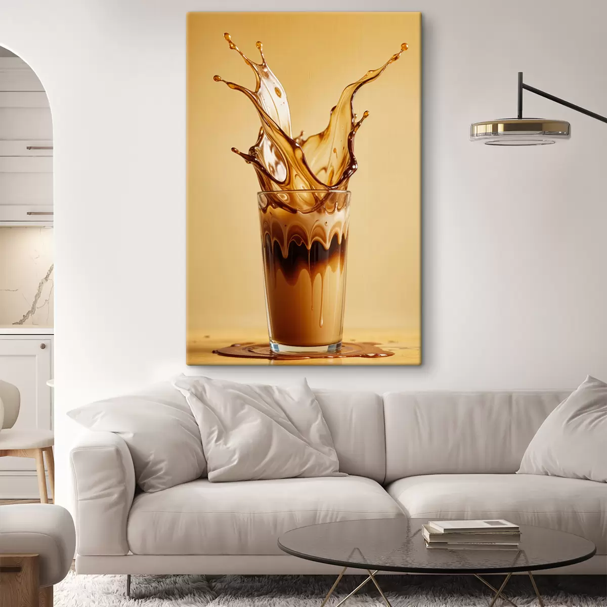 murales de pared Un vaso lleno de café con un efecto de salpicadura dramático que crea una imagen abstracta y dinámica. s40165
