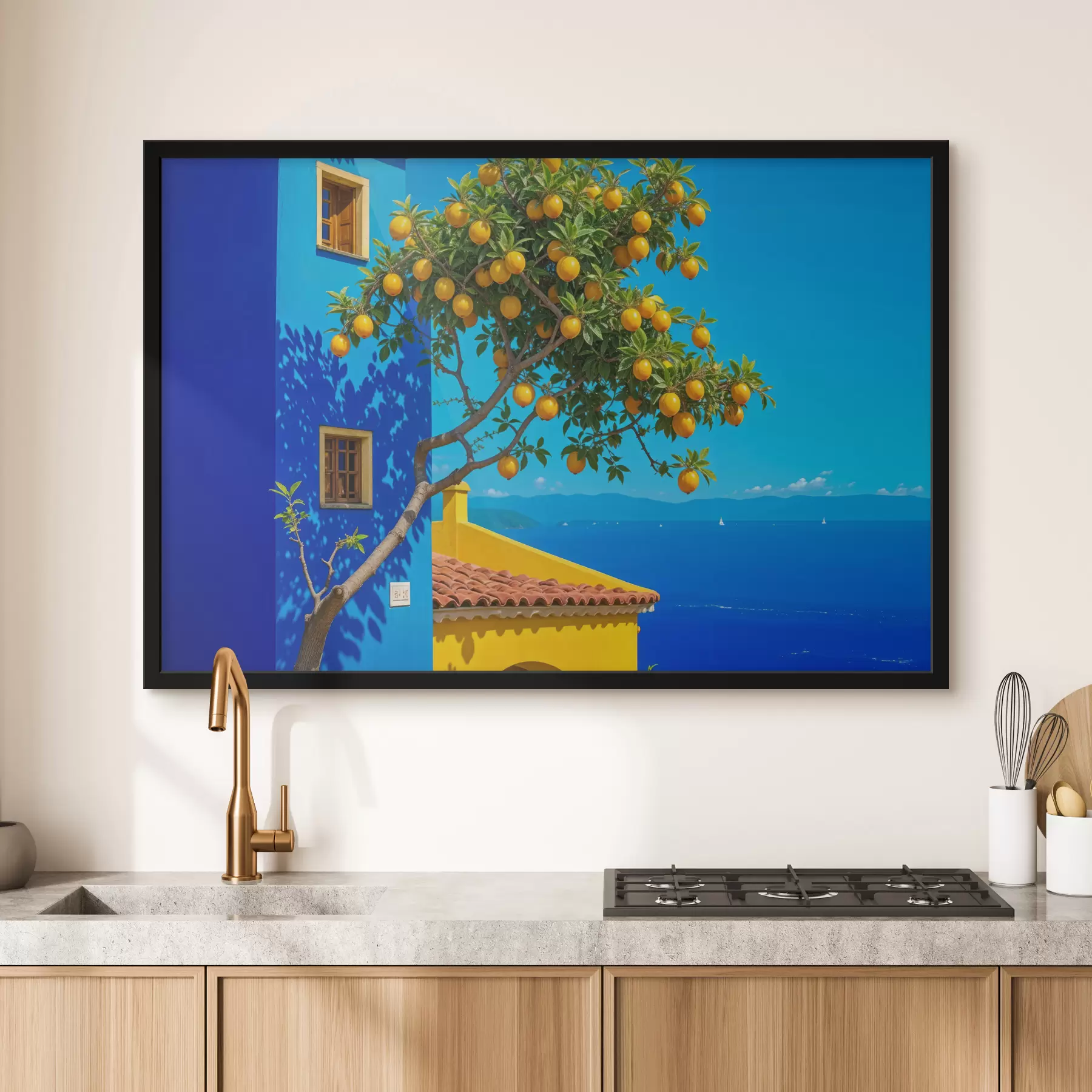 murales de pared Un naranjo con frutos maduros que crece en un edificio con una pared azul y un techo de tejas con vista al océano. f40159