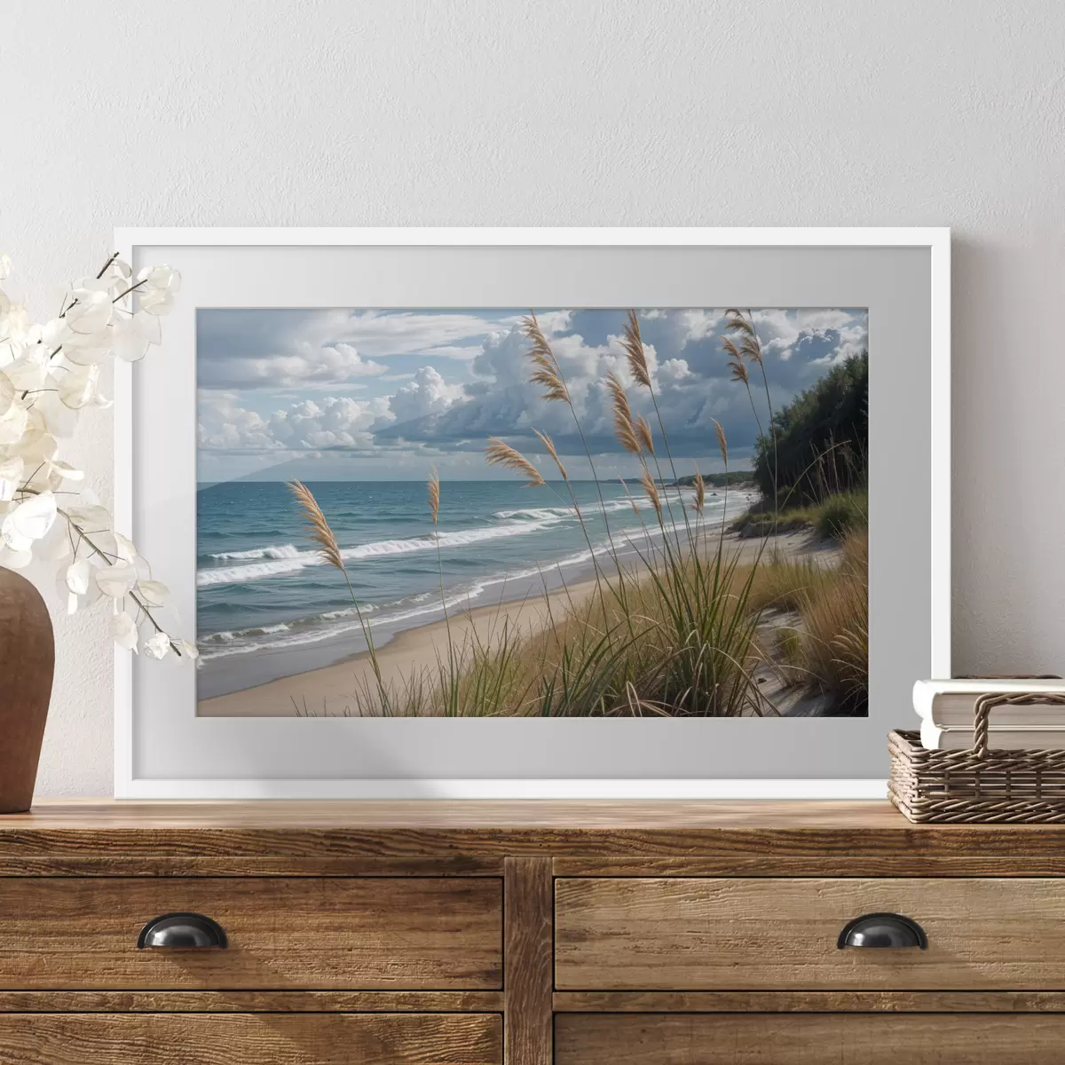 Poster Una playa pintoresca con hierba alta meciéndose con el viento, con vista al océano con olas rompientes y un cielo nublado f40161