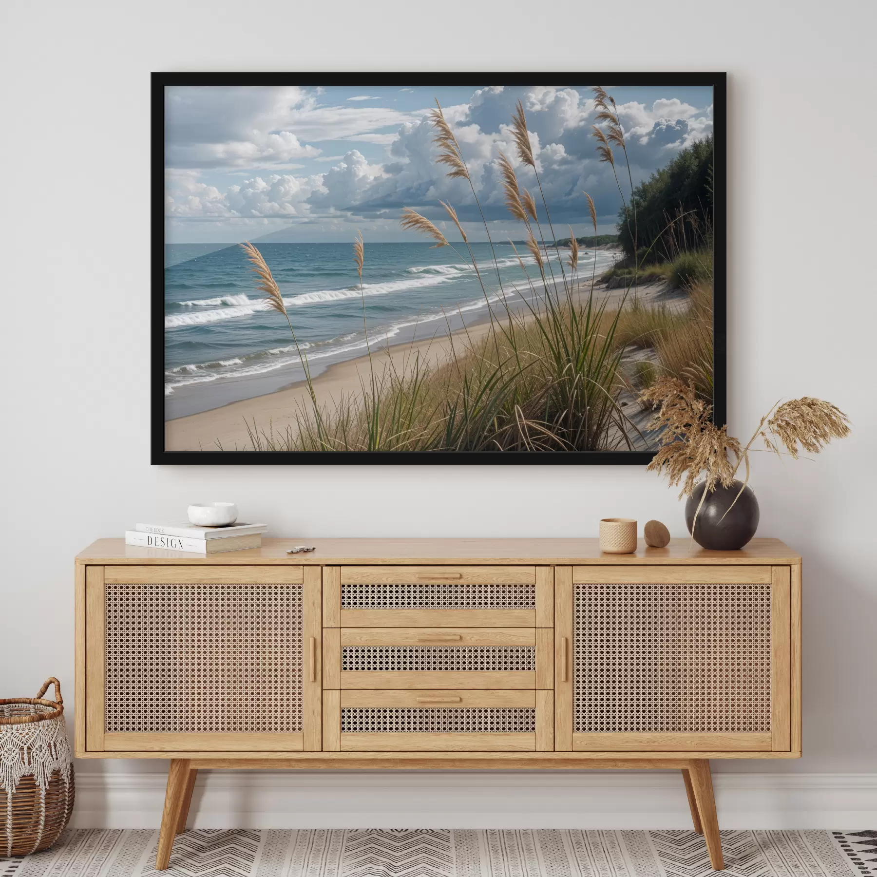 murales de pared Una playa pintoresca con hierba alta meciéndose con el viento, con vista al océano con olas rompientes y un cielo nublado f40161