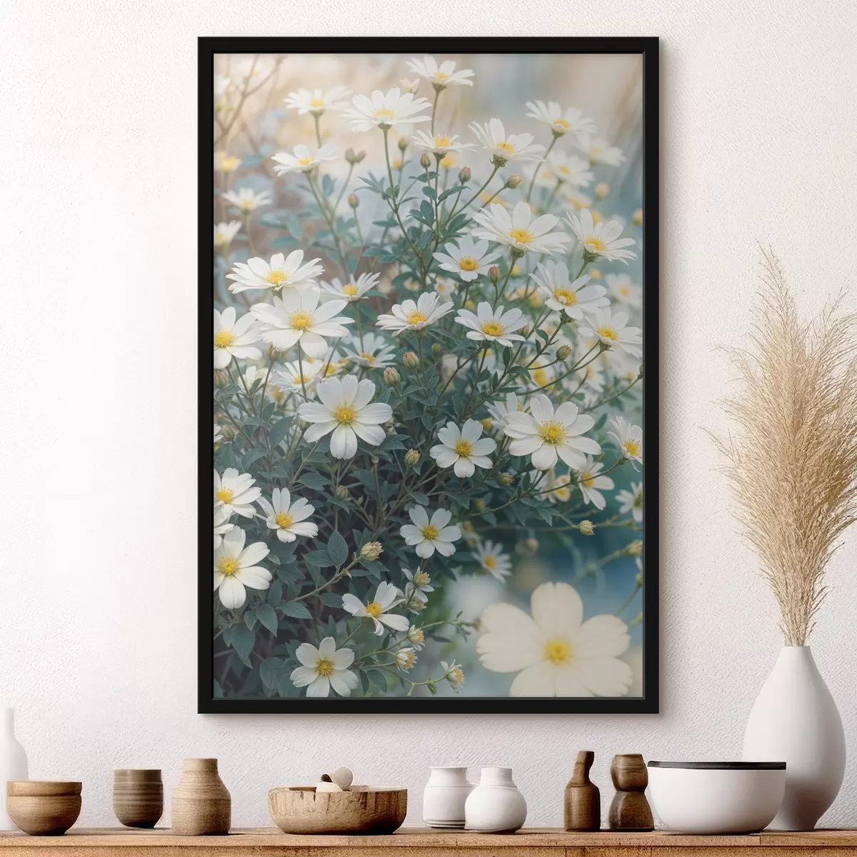 Poster Un campo de flores de margaritas blancas con follaje verde, sobre un fondo borroso. f40413