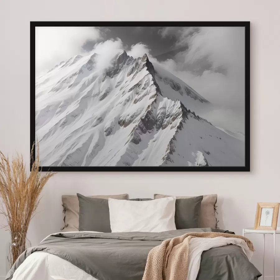 murales de pared Picos de montañas nevados en blanco y negro en un paisaje nublado y dramático f40553