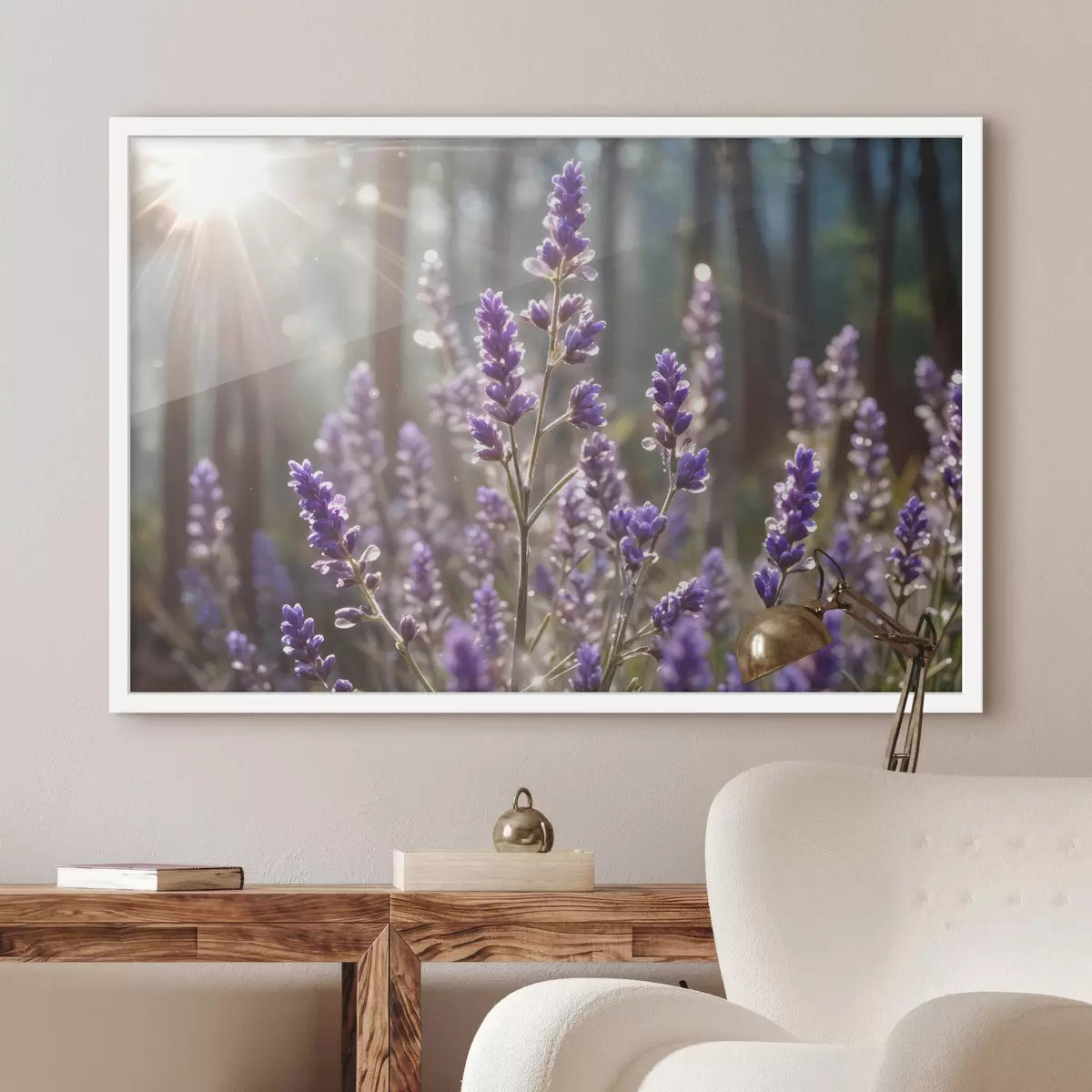 Poster Flores de lavanda violeta en un campo, con un fondo de bosque borroso y luz solar filtrándose a través de ellas. f40570