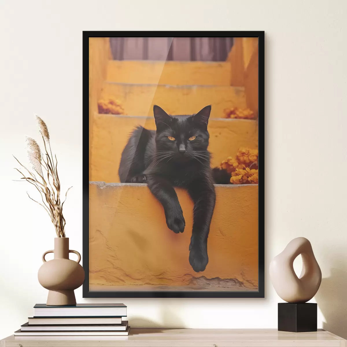 Poster Un gato negro yace en unos escalones amarillos f40798