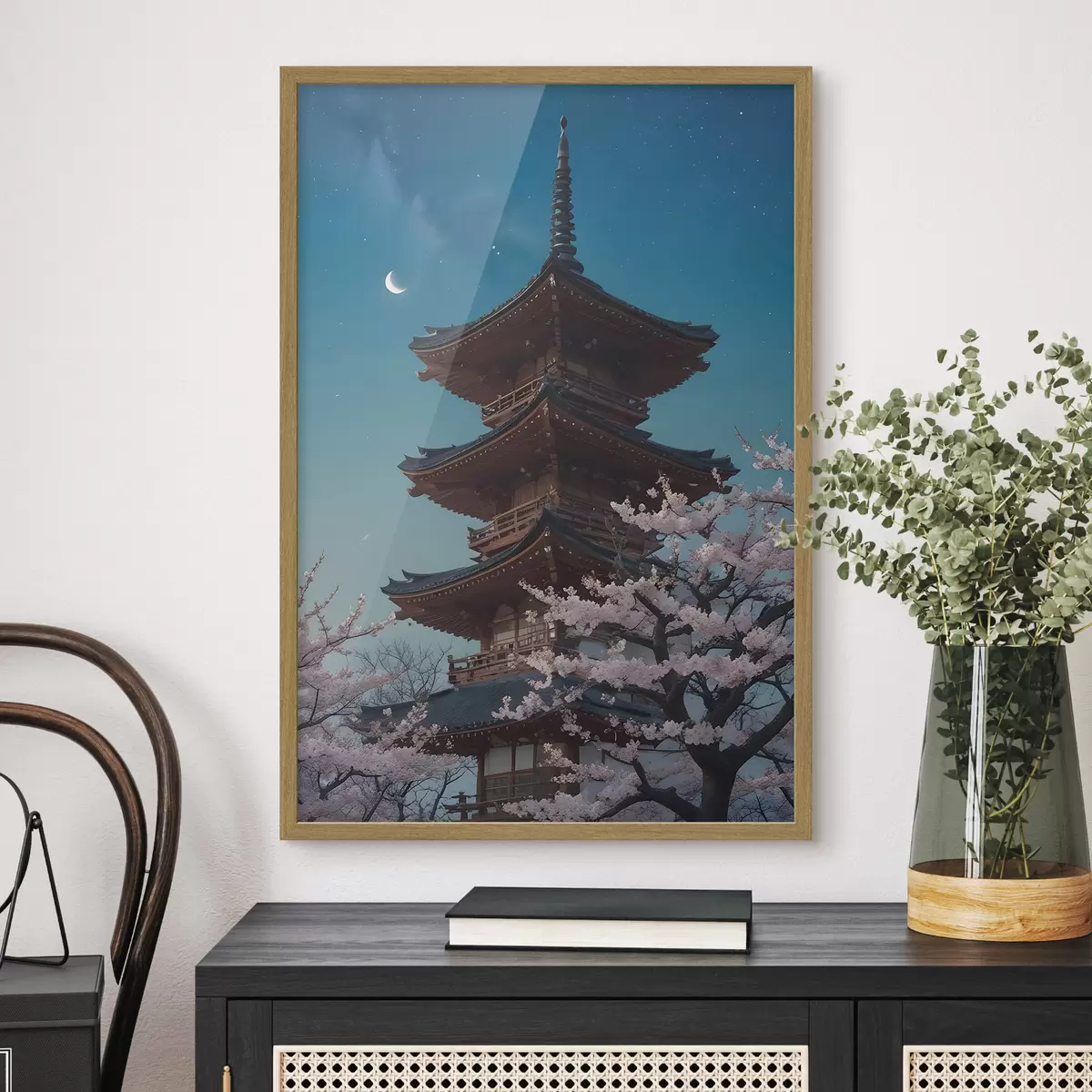 Poster Una pagoda tradicional japonesa con una luna creciente en el cielo y cerezos en flor f40586