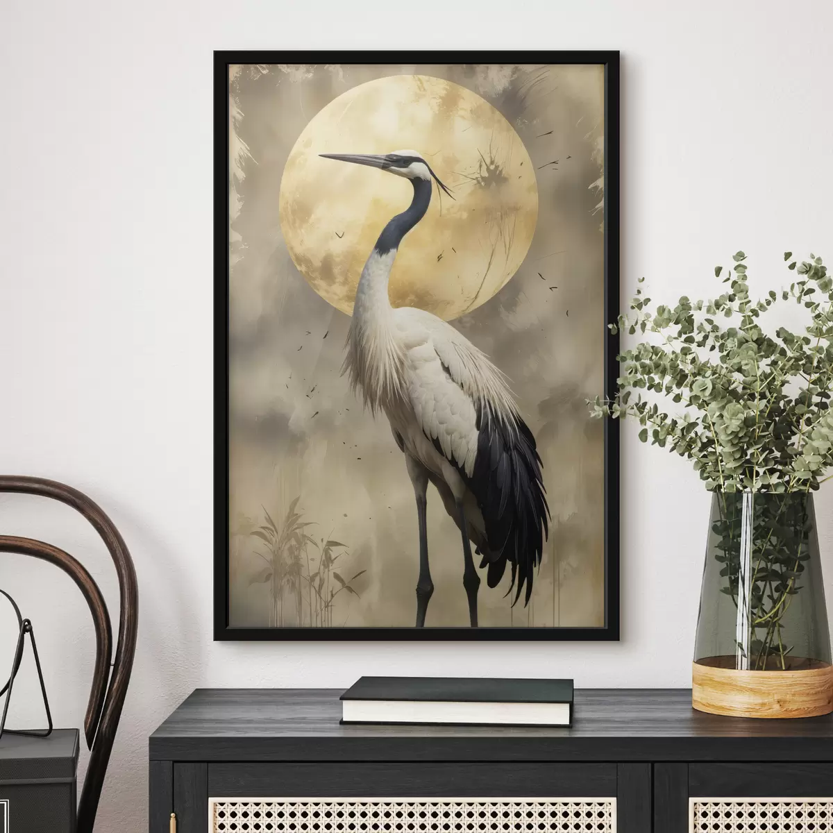 Poster Una majestuosa grulla gris frente a una gran luna llena, con un fondo natural difuminado f40591