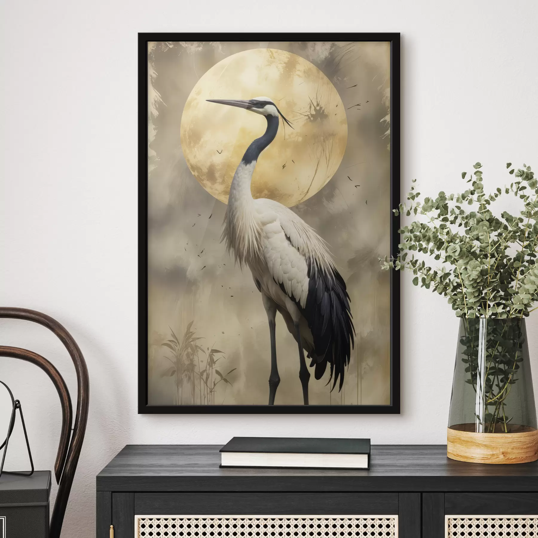 murales de pared Una majestuosa grulla gris frente a una gran luna llena, con un fondo natural difuminado f40591