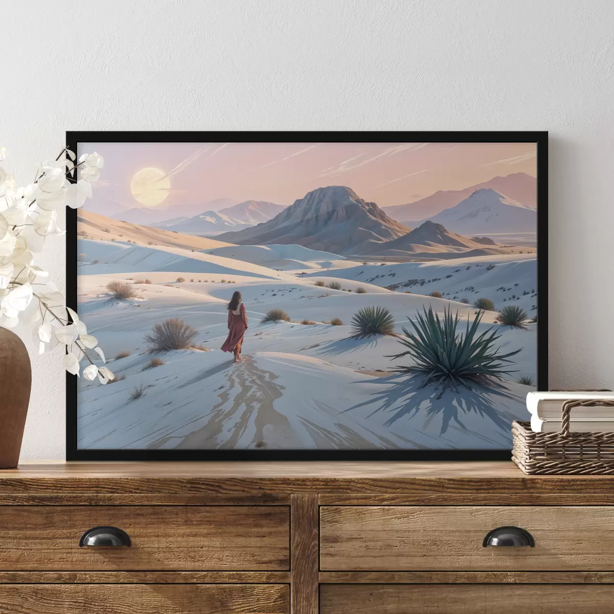 Poster Una mujer con vestido rojo en un paisaje desértico con una montaña al fondo y dunas de arena f40603