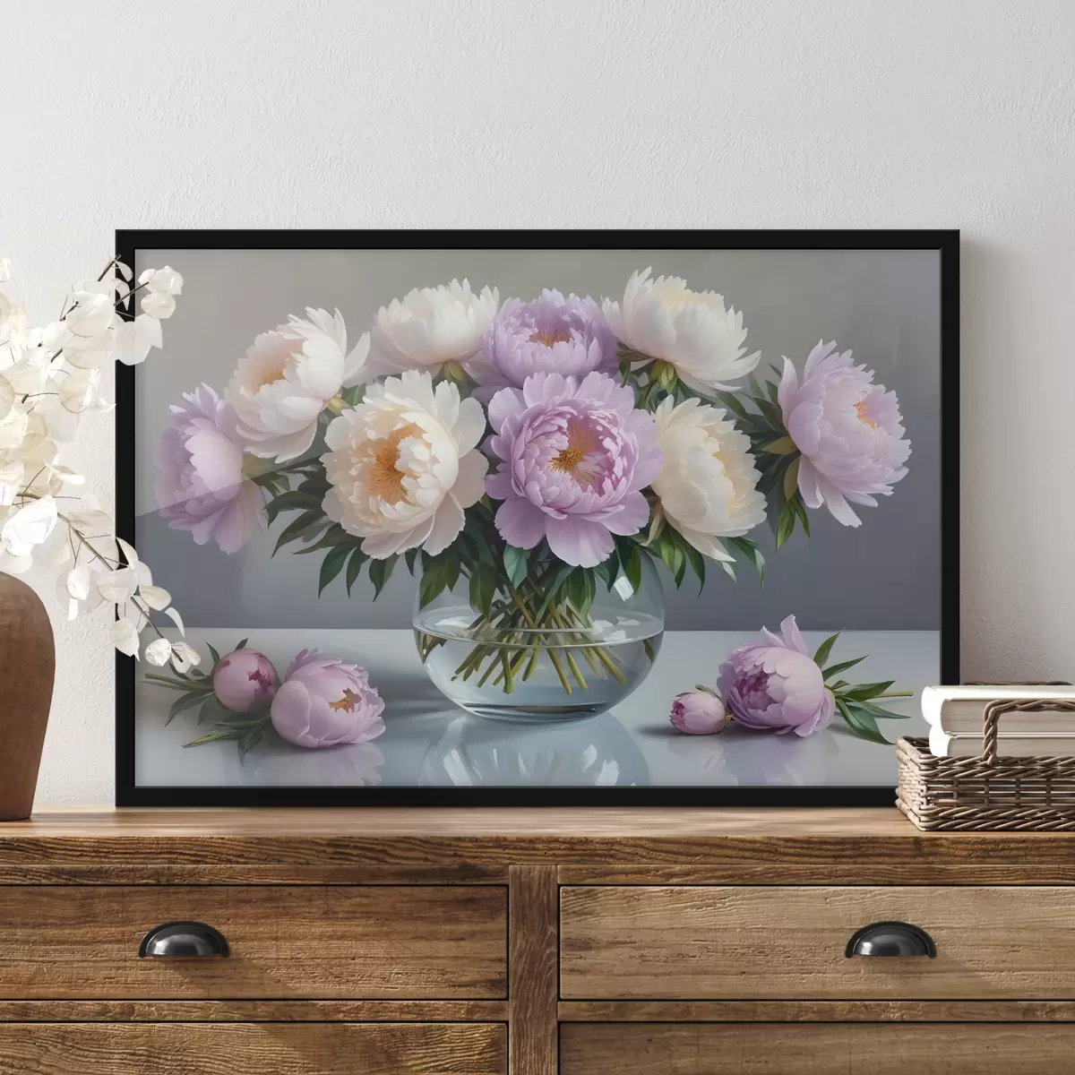 Poster Un ramo de grandes y exuberantes flores de peonía blancas y rosas en un jarrón de cristal sobre fondo gris f40610