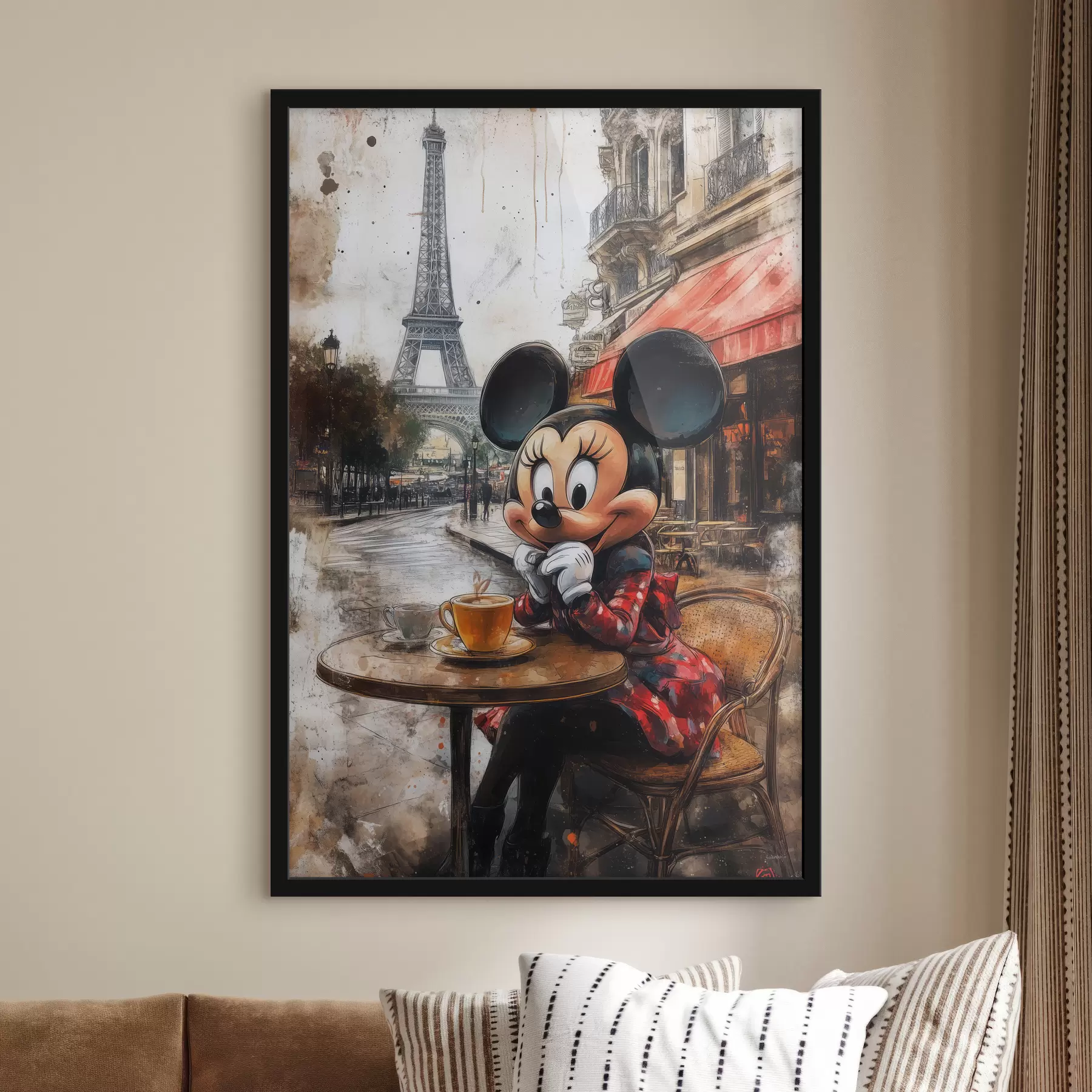 murales de pared Chica Mickey Mouse bebiendo café contra la Torre Eiffel en París f40972