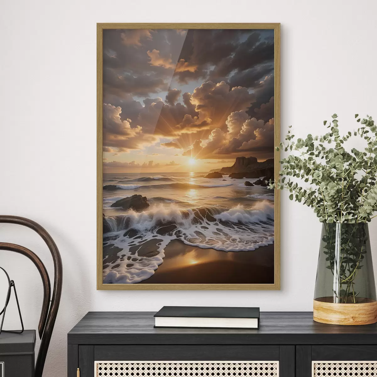 Poster Una dramática puesta de sol sobre una costa rocosa, con olas rompiendo y espectaculares nubes en el cielo f41245