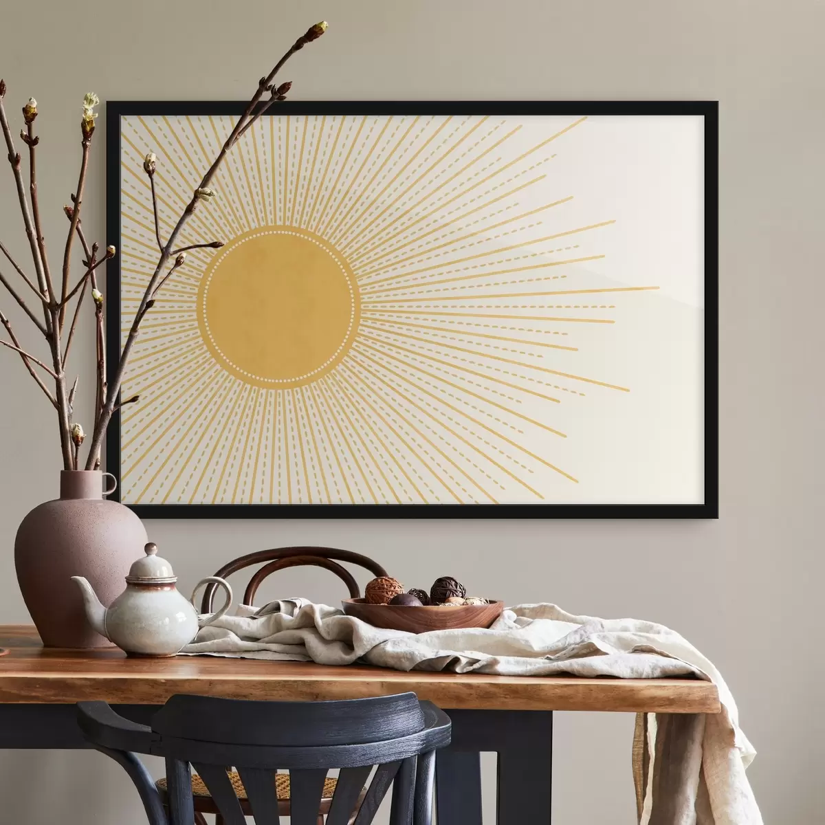 Poster Un sol amarillo brillante que irradia rayos de sol sobre un fondo claro, creando un ambiente cálido y soleado f41268