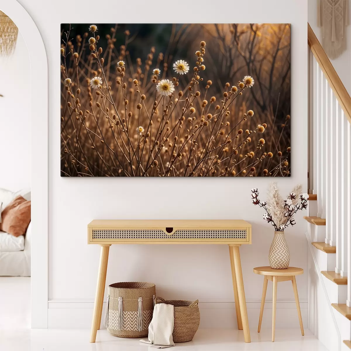 murales de pared Margaritas blancas en un campo de hierba seca y tallos, con la cálida luz del sol del atardecer s41735