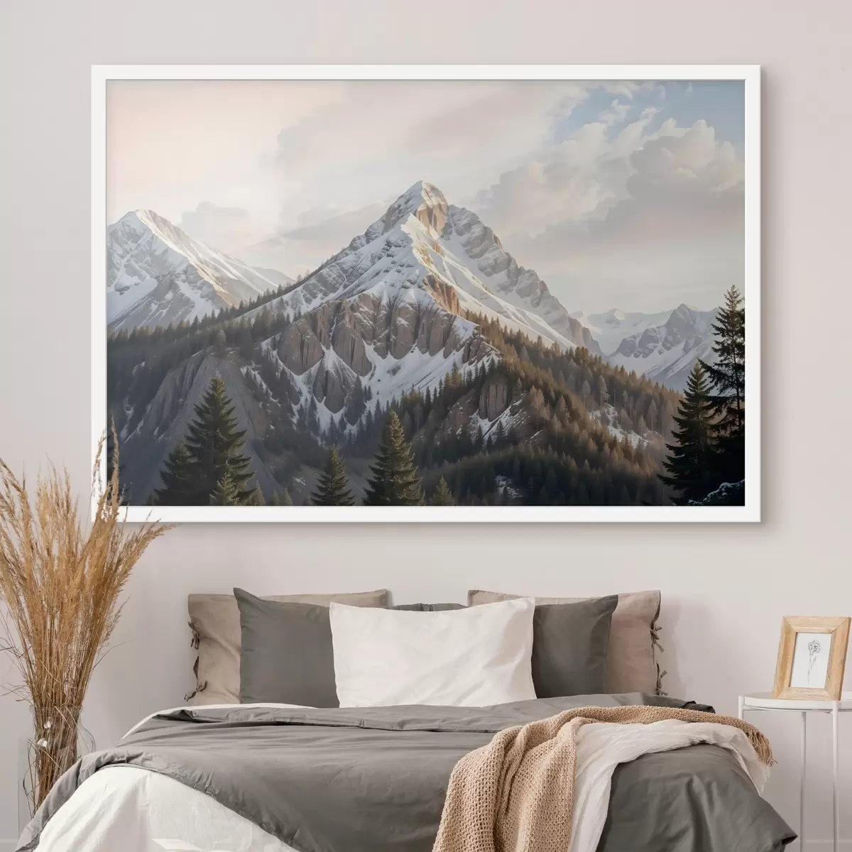 Poster Un pico nevado que se eleva sobre un paisaje boscoso, con pinos en primer plano f41736