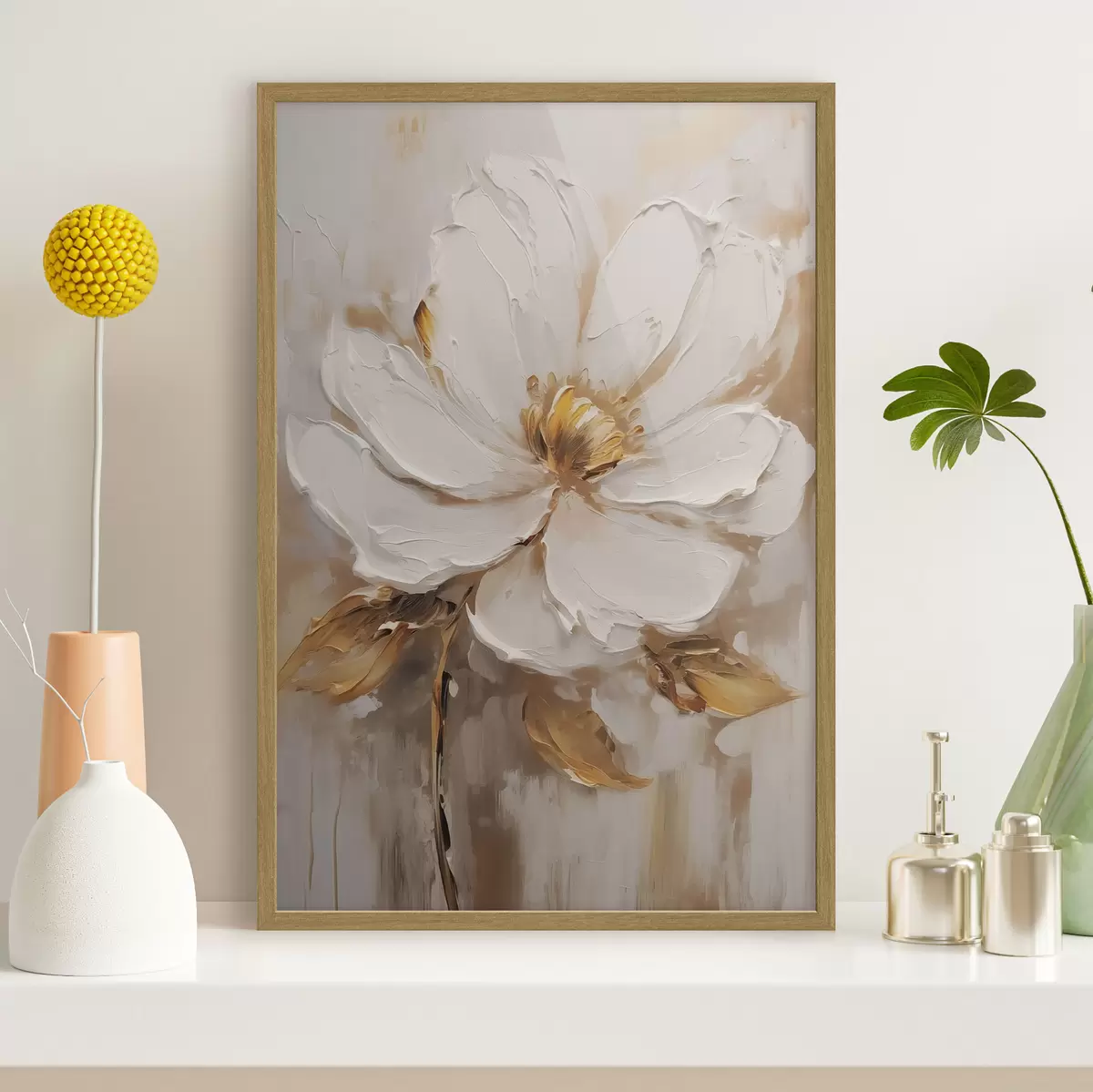 Poster Una flor blanca con matices amarillos sobre un fondo texturizado f41820