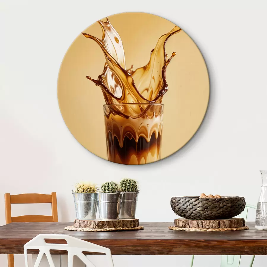 murales de pared Un vaso lleno de café con un efecto de salpicadura dramático que crea una imagen abstracta y dinámica r40165