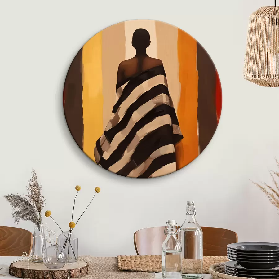 murales de pared Silueta de una mujer afroamericana con una capa de rayas sobre un fondo con rayas verticales, negro, beige, amarillo, rojo, marrón r40487
