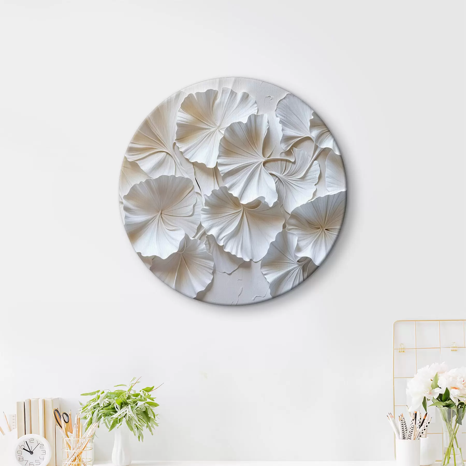 murales de pared Delicadas flores blancas dispuestas en un patrón natural y orgánico sobre un fondo claro r39510