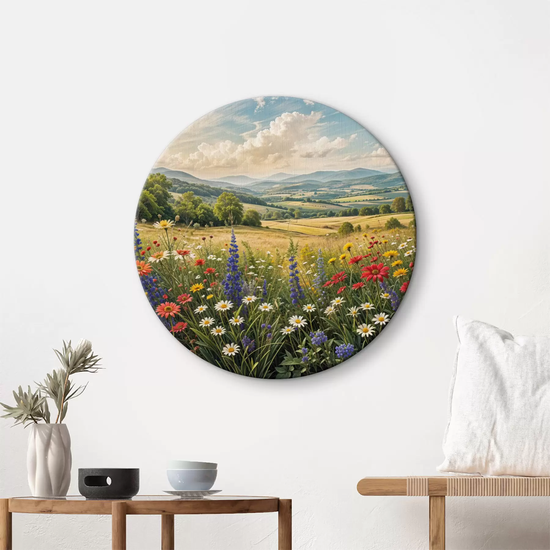 murales de pared Un exuberante paisaje rural con un prado de flores silvestres vibrantes y lleno de flores coloridas bajo un cielo nublado r40018