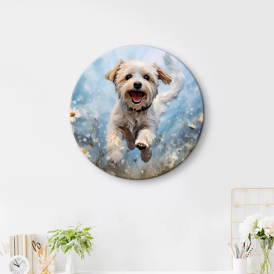 murales de pared Pequeño perro blanco saltando entre margaritas sobre un fondo azul acuarela r40092