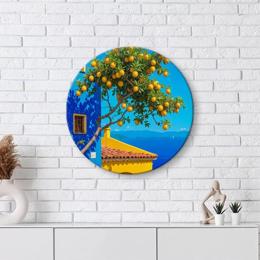 murales de pared Un naranjo con frutos maduros que crece en un edificio con una pared azul y un techo de tejas con vista al océano r40159