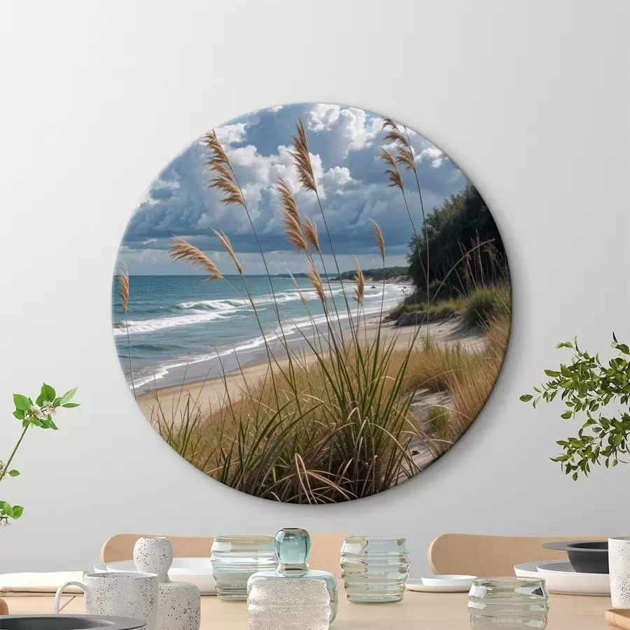 murales de pared Una playa pintoresca con hierba alta meciéndose con el viento, con vista al océano con olas rompientes y un cielo nublado r40161