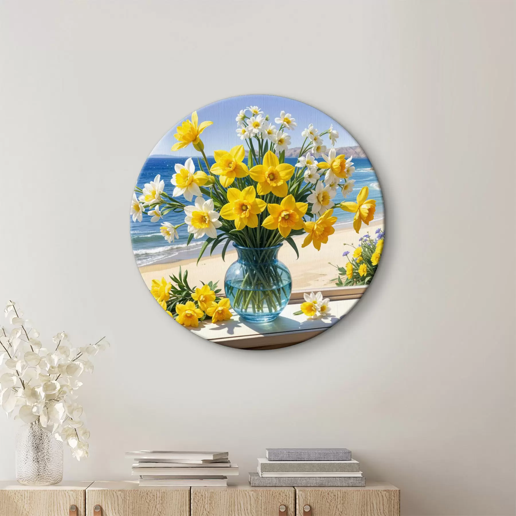 murales de pared Un ramo de narcisos amarillos y margaritas blancas en un jarrón de vidrio en el alféizar de una ventana con vista a la playa y al océano r40171