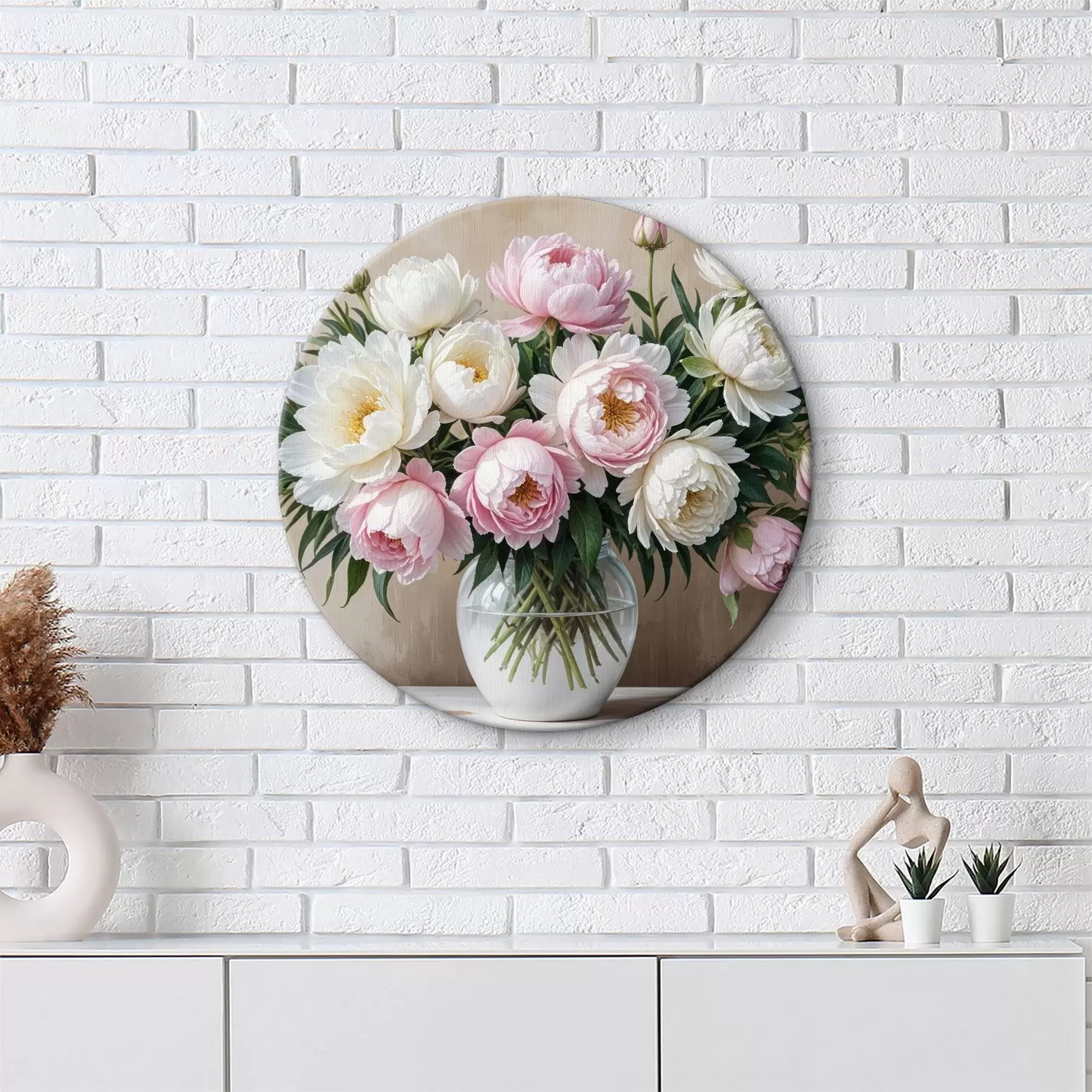 murales de pared Un ramo de hermosas peonías rosas y blancas en un jarrón de vidrio, dispuestas sobre una superficie de madera r40398