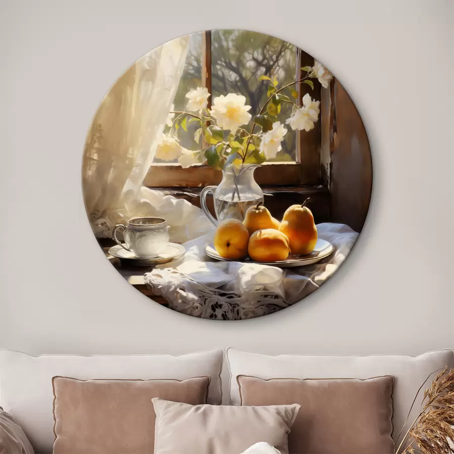 murales de pared Bodegón rústico de peras maduras amarillas en un plato sobre una mesa junto a la ventana, rosas blancas en una jarra de vidrio, cortinas de encaje blanco r39129