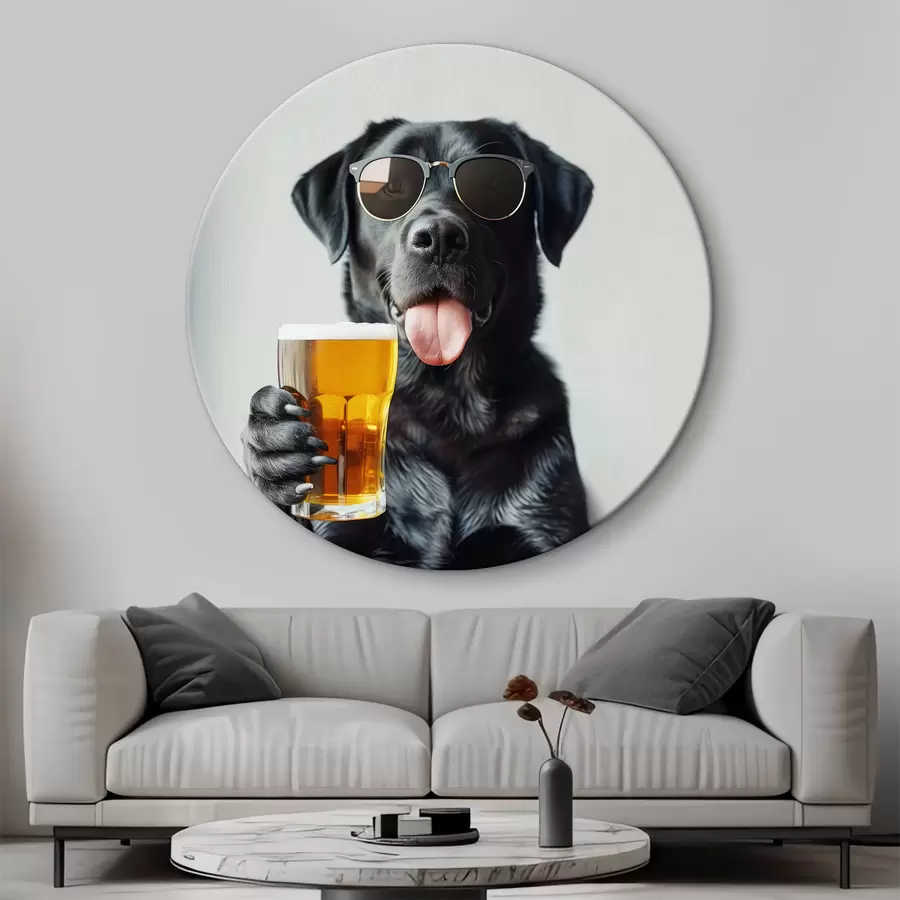 murales de pared Retrato de un labrador negro con gafas de sol y sosteniendo una pinta de cerveza, mirando directamente a la cámara r39470