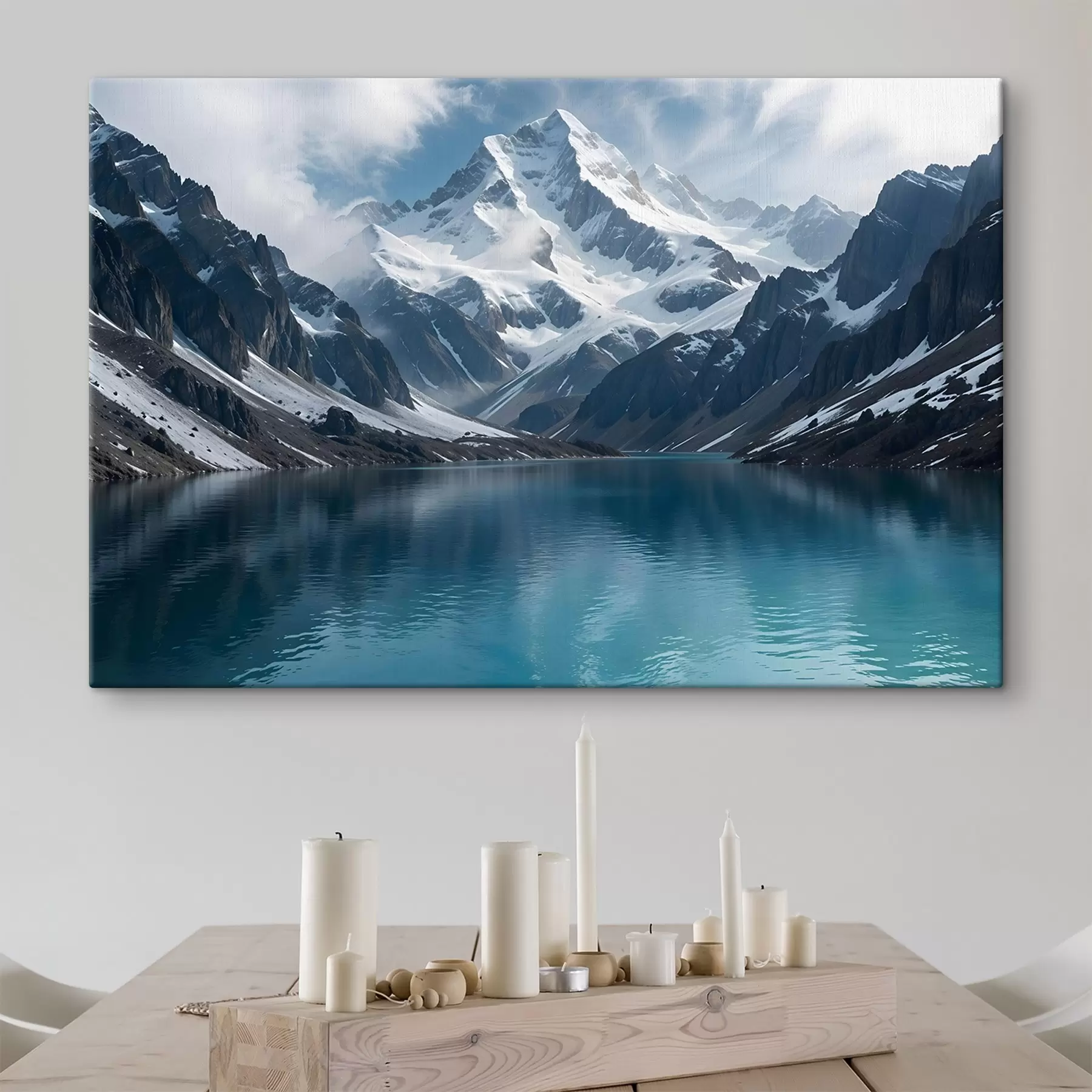 murales de pared Un pico de montaña nevado reflejado en un sereno lago turquesa, rodeado de terreno rocoso y dramáticas nubes s42232