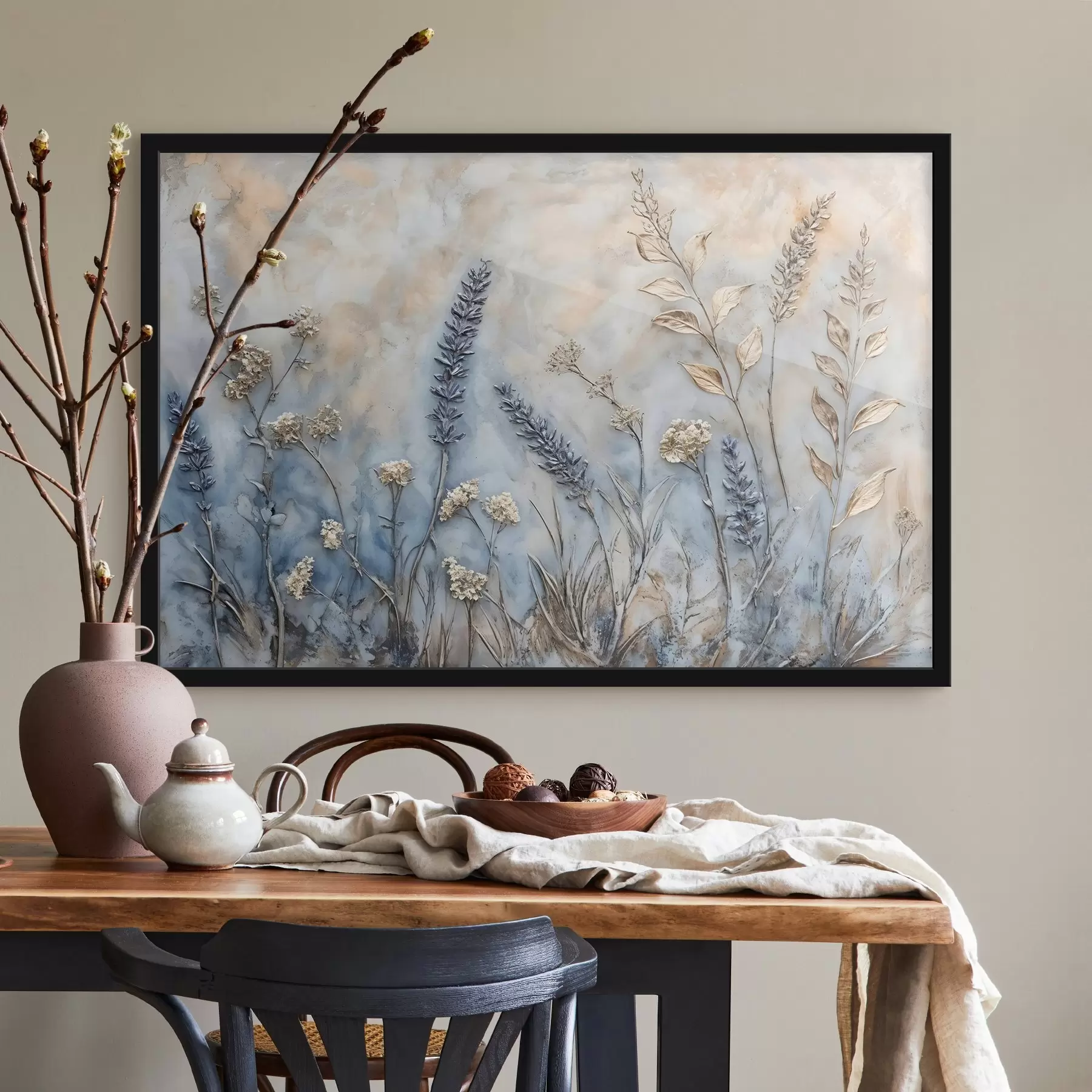 murales de pared Un campo de diversas flores silvestres y plantas en tonos azules, blancos y beige sobre un fondo suave y brumoso f42214