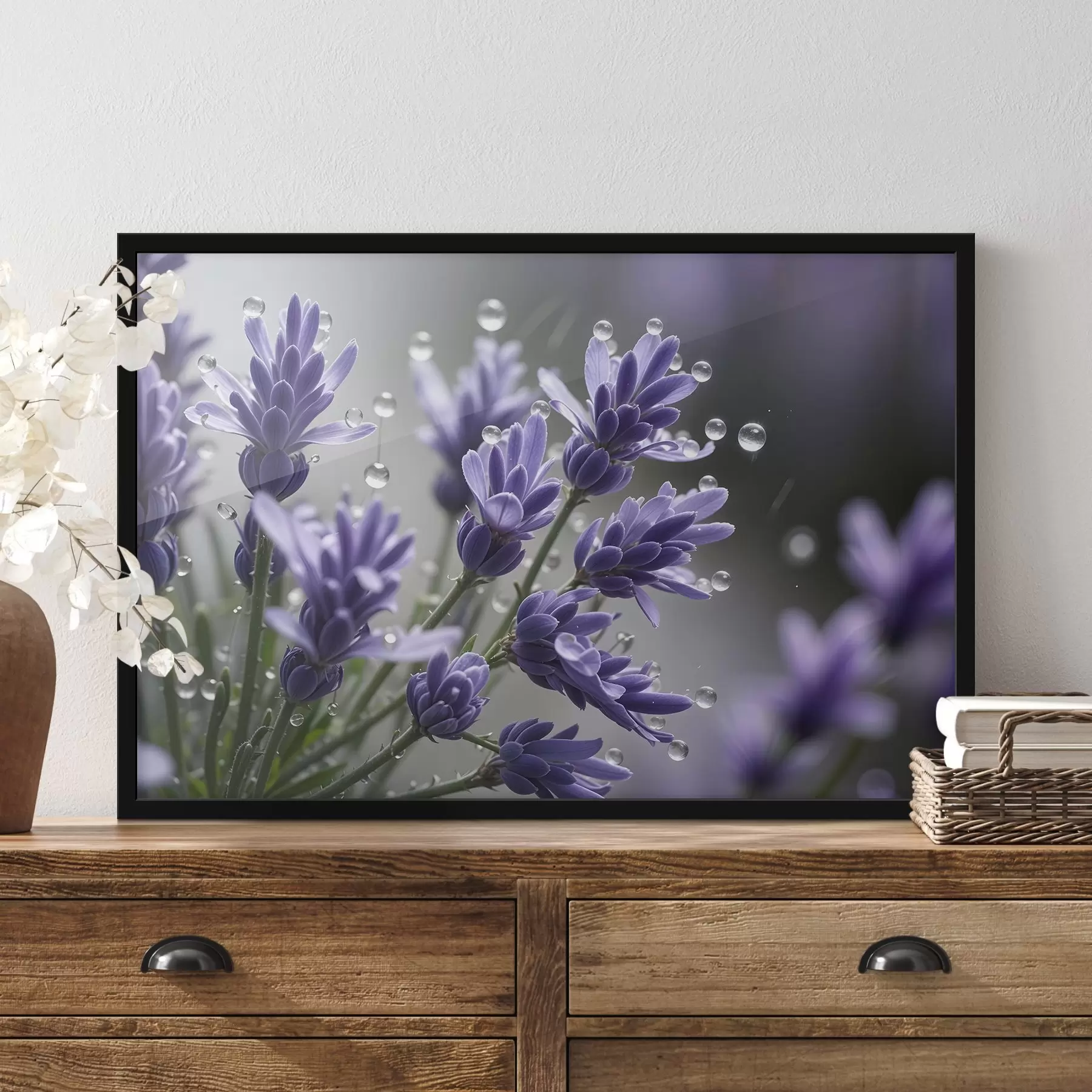 murales de pared Flores de lavanda púrpura con gotas de agua en los pétalos, sobre un fondo borroso f42229
