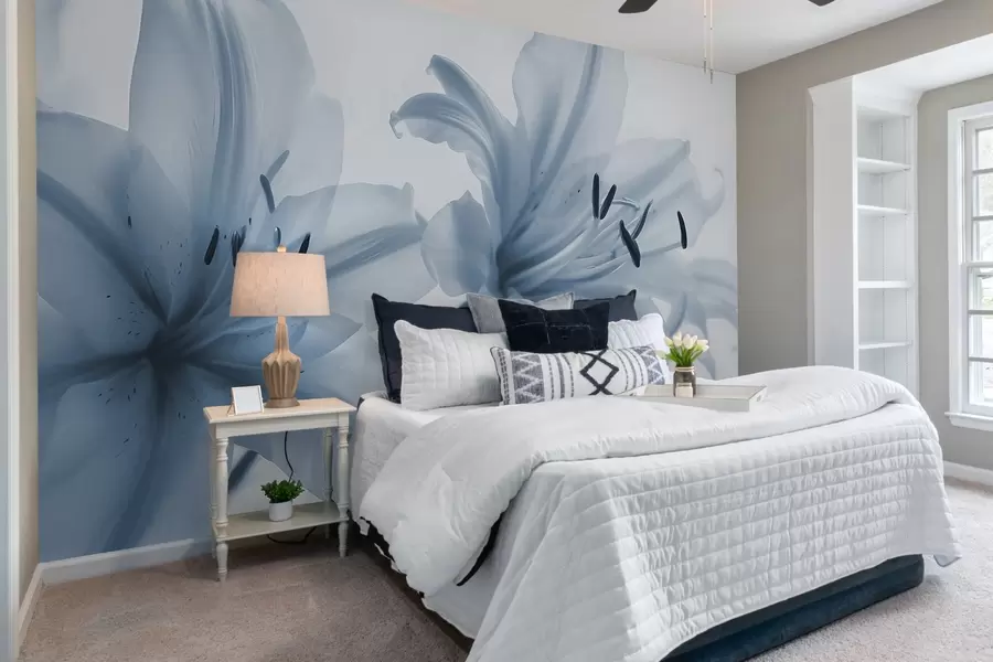 murales de pared Primer plano con enfoque suave de flores de lirio azules minimalistas sobre un fondo claro w08586