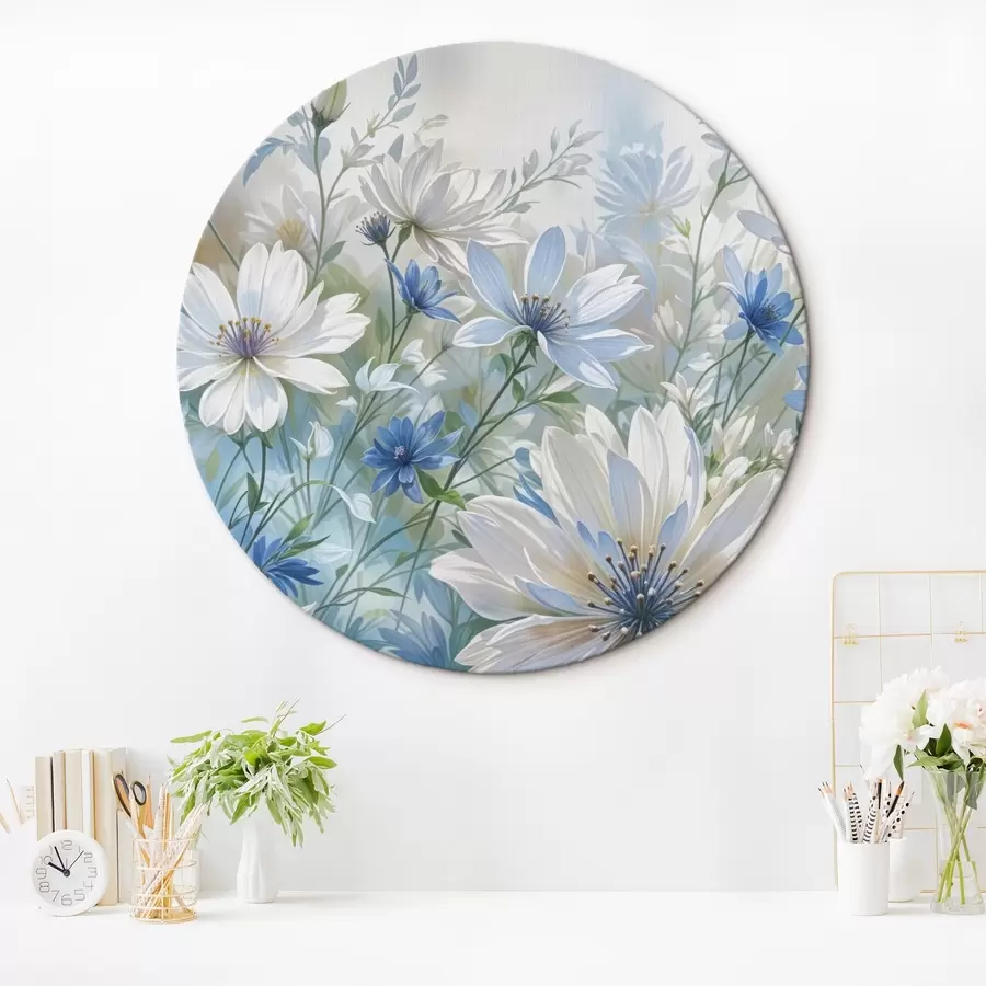 murales de pared Campo de flores blancas y azules parecidas a margaritas con hojas y tallos verdes sobre un fondo borroso suave r41086
