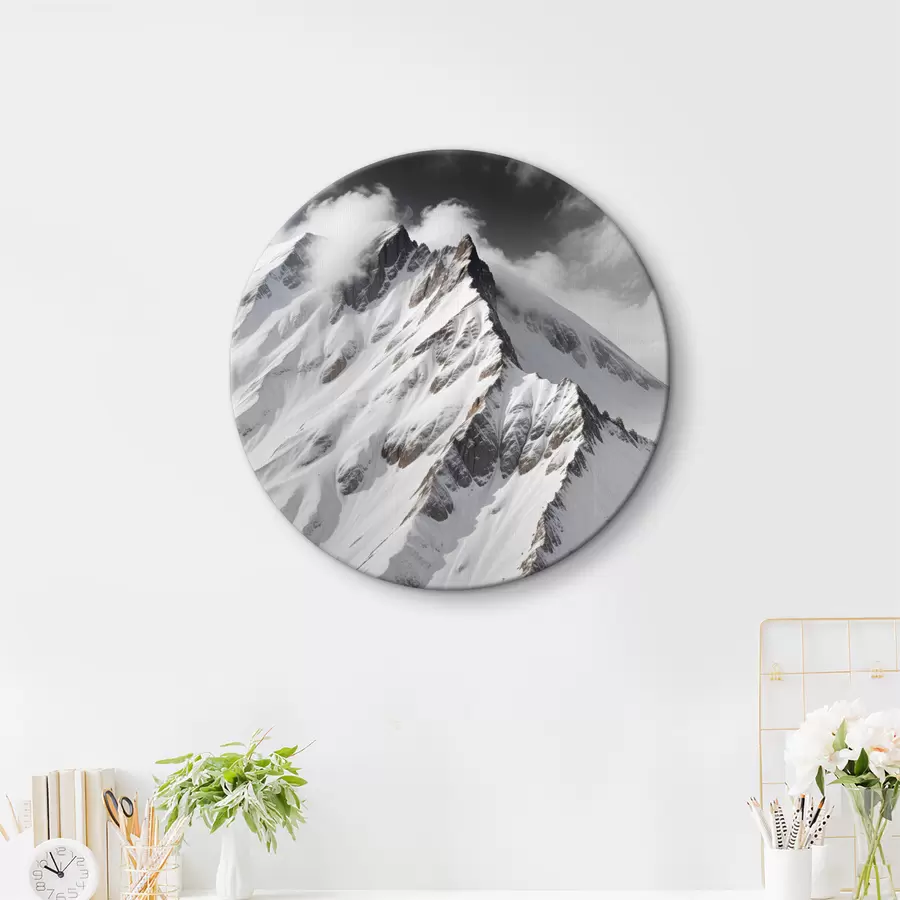 murales de pared Picos montañosos blancos y negros cubiertos de nieve en un paisaje nublado y dramático r40553