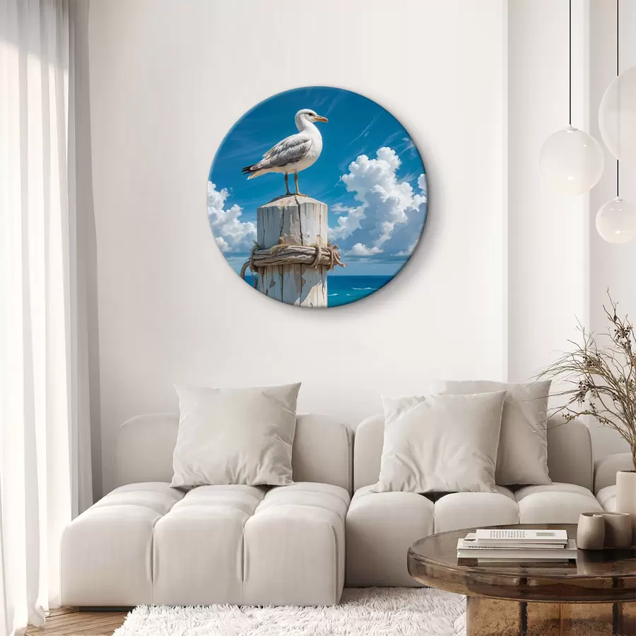 murales de pared Una gaviota blanca sentada en un poste de madera sobre un fondo de cielo azul claro y océano con olas r40590