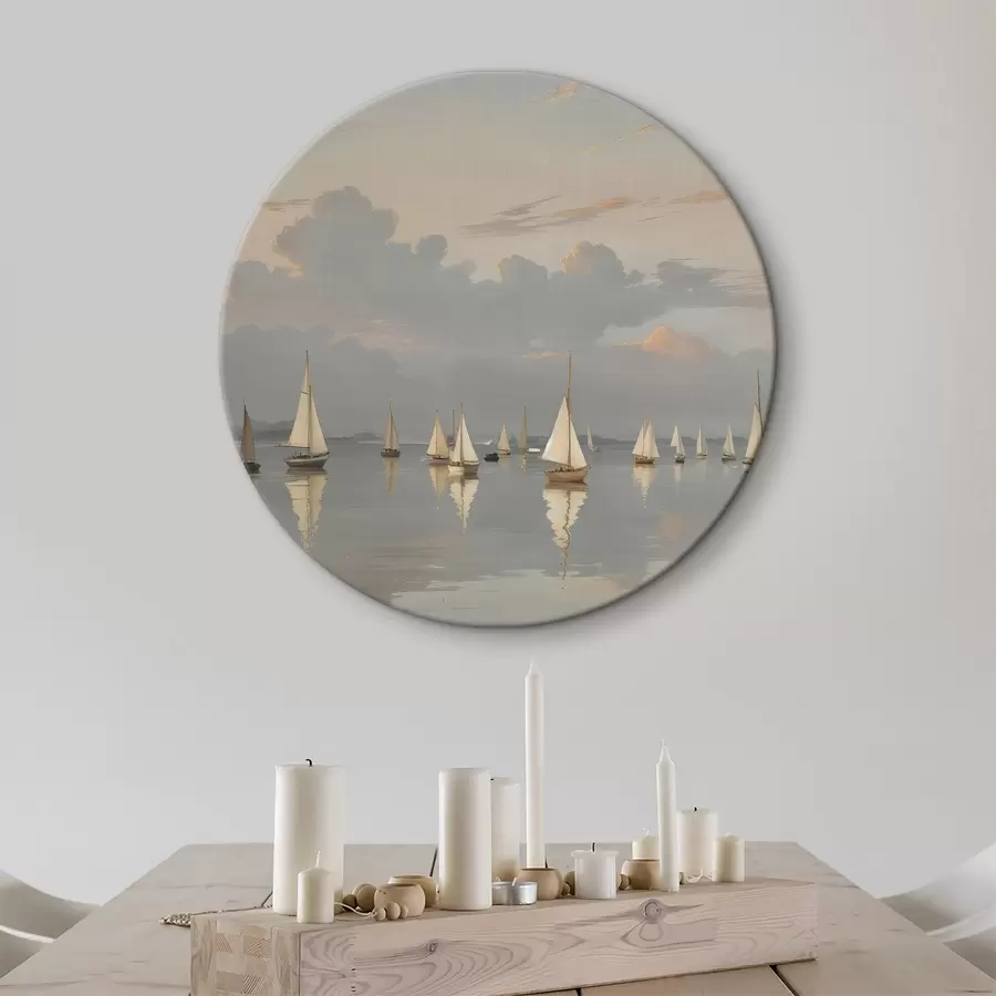 murales de pared Una flota de veleros blancos en una masa de agua tranquila y reflectante al atardecer, con un cielo nublado de fondo r40615