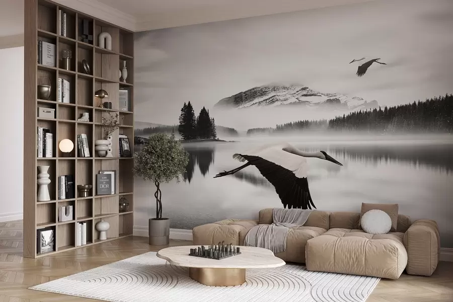 murales de pared Una cigüeña en vuelo sobre un río y montañas, paisaje en blanco y negro con aves w08658