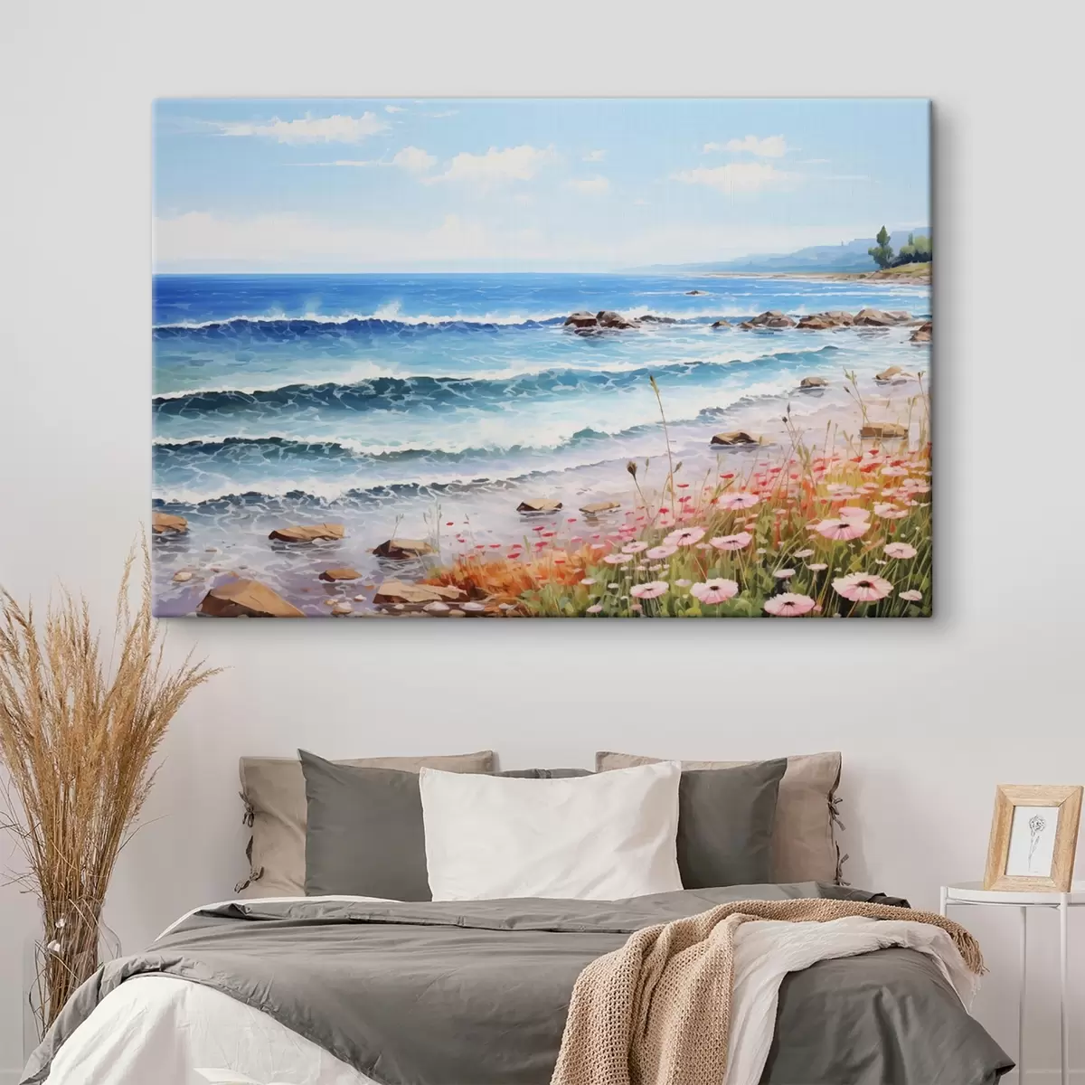 murales de pared Una vista junto al mar con olas turquesas, una playa de guijarros y delicadas flores rosas en primer plano bajo un cielo luminoso. s42569